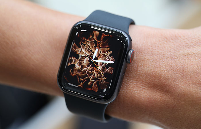 часы Apple Watch Series 4 экран