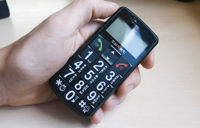 какой телефон лучше для пожилых людей | apptoday.ru