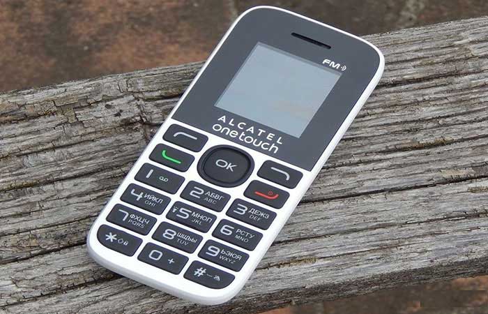 бюджетный кнопочный телефон Alcatel One Touch 1020D | apptoday.ru